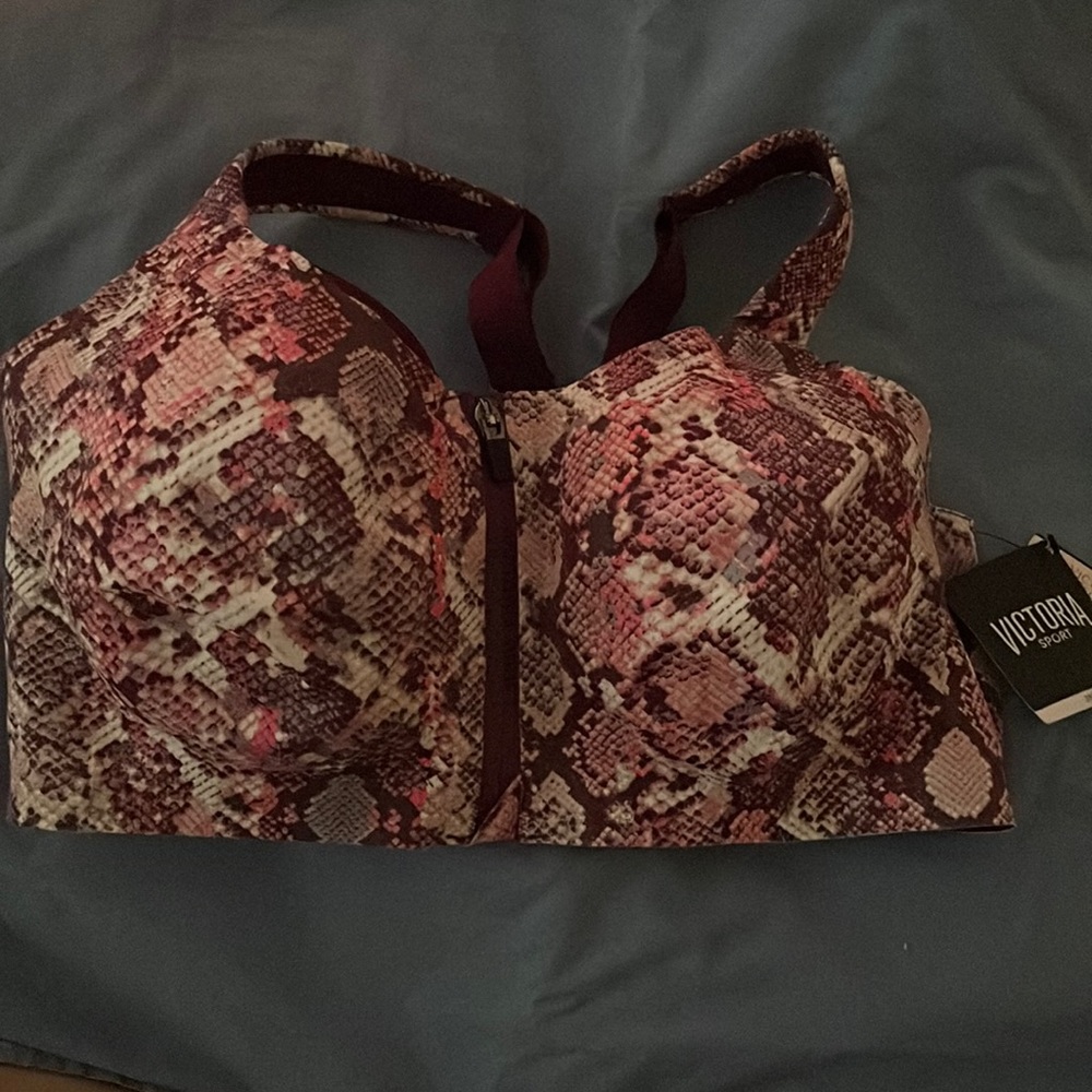Victoria’s Secret sports bra size 38DDD. Brand new with tags.
